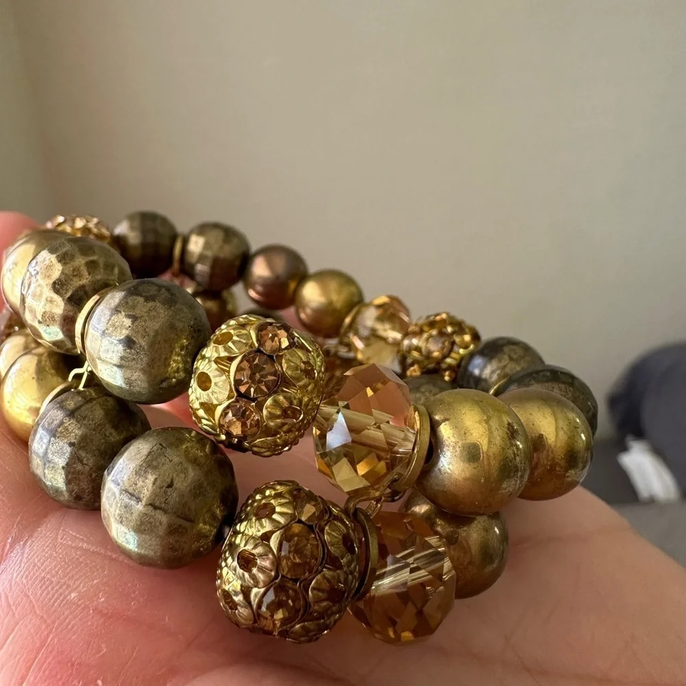 Beaded bracelet in bronze and glass beads